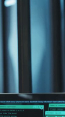 Bu modern mimari ortamda soyut mavi ışıklandırma efektlerini gösteren yakın plan bir görüntü.