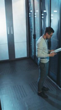 Yetenekli bir profesyonel, karmaşık teknoloji ve altyapıyı yöneten, geniş bir veri merkezini yönetiyor.