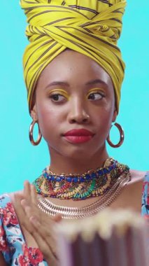 Çarpıcı ve eşsiz aksesuarların yanı sıra canlı kültürel modanın da güzel bir şekilde sergilendiği nefes kesici bir portre.