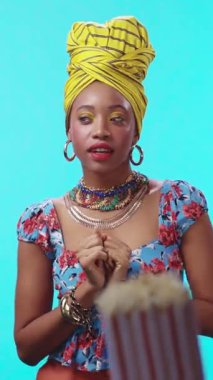 Şık ve şık bir kadın, canlı bir baş örtüsü ve güzel bir çiçek elbisesi ile süslenmiş, neşe ve güven saçar.