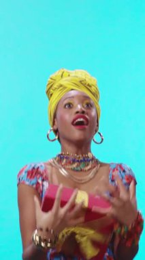 Çarpıcı bir modelin çarpıcı bir portresi kalın renklerle ve geleneksel bir baş örtüsü moda tarzıyla