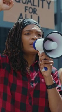 Güçlü bir eylemci, herkes için eşitliği savunan büyük bir protestoda güçlü bir konuşma yapıyor.