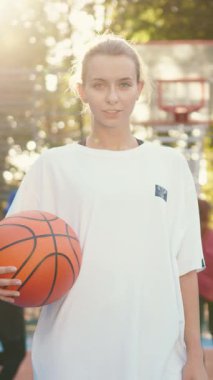 Kendini adamış bir basketbolcu topu ustalıkla tutuyor, spor ve kararlılığın özünü yakalıyor.