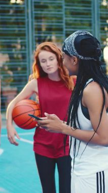 Sahada basketbol oynarken eğlenen genç kadınları canlandıran canlı ve canlı bir sahne.