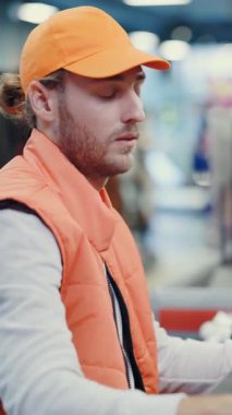 Verimliliği sağlamak için canlı bir mağaza ortamında çeşitli öğeleri yöneten adanmış ve odaklanmış medya stokçusu