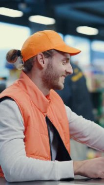 Canlı bir perakende ortamında ürünleri düzenli olarak düzenleyen ve düzenleyen kendini işine adamış bir medya stokçusu