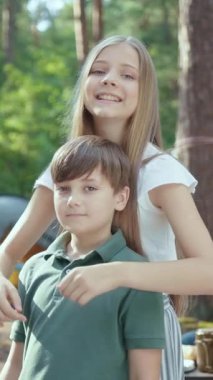 İki kardeşi doğada huzurlu ve neşeli bir anın tadını çıkarırken yakalayan güzel, huzurlu bir görüntü.