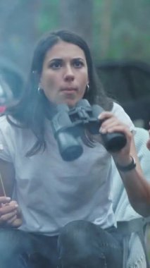 Düşünceli bir kadının dışarıda dürbünle doğanın çarpıcı güzelliğini yakalaması zaman alır.