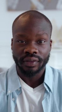 Samimi bir ortamda derin duygular ve sakinlik gösteren sakallı bir adamın yakın plan portresi.