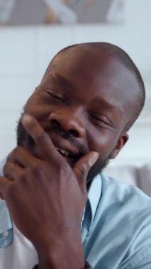 Bakımlı sakallı düşünceli bir adam sükunet ve derin bir içgörü hissini yansıtan gelişigüzel poz verir.