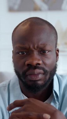 Ayırt edici sakallı, düşünceli ve düşünceli bir adam, modern, şık bir çalışma alanında rahatça oturuyor.