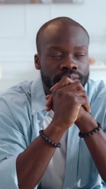 Düşünceli ve düşünceli bir adam, yaratıcı fikirlerini modern bir ortamda keşfetmekle derinden ilgilenir.