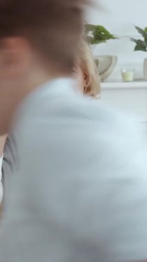 Güzel tasarlanmış ve güneşli bir oturma odasında yaşlı bir kadın düşünceli bir şekilde oturur ve huzurlu bir anın tadını çıkarır.