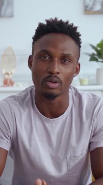 Kendine güvenen genç bir adam şık bir yaşam alanında yenilikçi fikirleri tartışıyor, yaratıcılığı ve bağlılığı artırıyor.