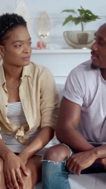 Sevgi dolu bir çift, samimi ve sıcak bir ortamda derin bağlarını göstererek derin bir yakınlık anından zevk alır.