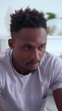 Sıcak ve rahat bir ortamda, genç bir adam kişisel meseleler ve çeşitli hayatla ilgili derin düşüncelere dalıyor.