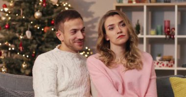 Televizyon izleyen genç bir çift. Adam sevgilisine güzel bir kutu veriyor. Beklenmedik bir hediyeyle açık gözlü bir kız..