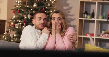 Korku filmi izleyen bir çift..