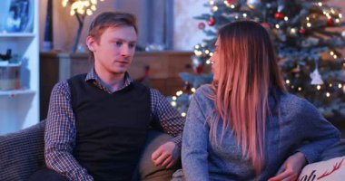 Kanepede oturan beyaz bir çift. Gücenmiş görünüyor. Yastıklı adama vuran hoş bir kız. Adam kıza geri dönmesini söylüyor. Gençler gülüyor.