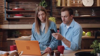 Güzel, genç, evli bir çift kahvaltı yapıyor. Masada dizüstü bilgisayarda çalışıyorlar. Sevgili karı-koca online sipariş vermeyi planlıyor. Evdeki mutfaktaki masada oturuyor..