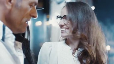 Güzel bir çift önemli bir iş toplantısına geliyor. Güzel baş sekreter bekleme odasına gidip oturmayı teklif ediyor..