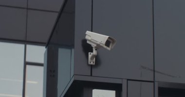 NEW YORK - 5 Nisan 2017: Beyaz kamera 24 saat çalışıyor. Organizasyonun güvenliğini sağlayan büyük uluslararası bir şirket. Açık havada. Gözetleme.