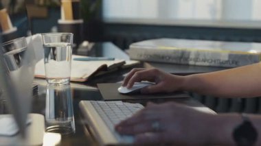 Popüler uluslararası şirketin modern tasarımına sahip büyük ofisteki bilgisayarı kullanarak beyaz bilgisayar faresi süren genç insanların elleri. Kapalı.