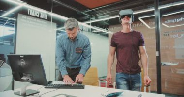 NEW YORK - 5 Nisan 2017: sanal gerçeklik gözlüğü takan çekici adam. İki yakışıklı simülatör kullanıyor. Duygulardan bahseden adam. Bilim Merkezi. Kapalı.