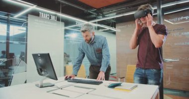 NEW YORK - 5 Nisan 2017: Araştırma merkezinde sanal gerçeklik gözlüklerinin geliştirilmiş versiyonunu test eden iki sevimli adam. Genç öğrenci sağa sola bakıyor, aşağı ve yukarı..