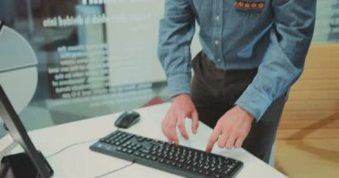 NEW YORK - 5 Nisan 2017: Öğretmen ve öğrenci yeni icadı test ediyor. Üniversite profesörü bilgisayar klavyesine basıyor. Araştırma Merkezi. Sanal gerçeklik gözlüğü takan öğrenci.