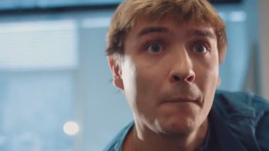 Kot gömlekli, sarı saçlı, teneffüste top atan genç bir ofis çalışanı. Genç adam kazara bir şeyleri kırıyor. Adam kendini rahatsız hissediyor..