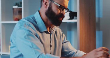 Profesyonel bir çalışma alanında, bir kişi özenle bir dizüstü bilgisayarda yazarken bir kum saati belirgin bir şekilde görünür.