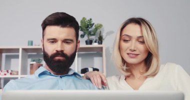 Samimi bir ortamda dizüstü bilgisayar kullanarak bir araya gelen arkadaşlar arasında neşeli ve keyifli anlar paylaşılır.