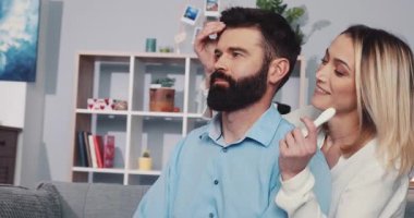 Mükemmel bir romantizm ve yakınlık gösteren, sevgi dolu bir çift arasında paylaşılan keyifli ve eğlenceli bir an.