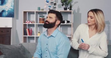 Çok mutlu bir an, sıcak ve modern bir oturma odasında yuva yapmış sevimli bir çift arasında paylaşılıyor.