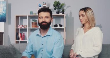 Ev ortamında yakın arkadaşlar arasındaki neşeli bir etkileşim arkadaşlığın güzelliğini gözler önüne seriyor.