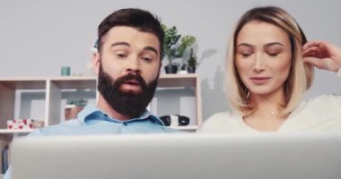 İki ciddi profesyonel dizüstü bilgisayar tartışmasında aktif olarak fikir ve içgörü zenginliği paylaşıyorlar.