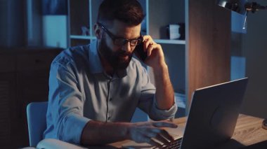 Kendini işine adamış bir profesyonel gece geç saatlere kadar çalışır, kritik bir çağrı ve sayısız dizüstü görevi dengeler.