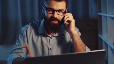 Bir adam gece geç saatlere kadar telefonda konuşmaya ve çalışmaya çalışırken büyük bir hayal kırıklığı yaşar.