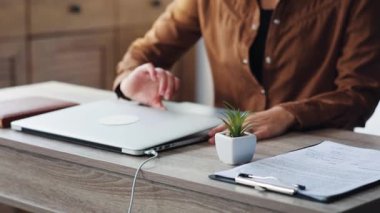 Genç, güzel Ukraynalı kız masaya yaklaşıyor ve gümüş dizüstü bilgisayarın kapağını açıyor. Bilgisayarda çalışan kahverengi tişörtlü güzel bir kız..