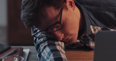 Organize bir masada çalışan, üretkenliği ve rahatlığı sembolize eden bir içkinin tadını çıkaran kendini işine adamış biri.