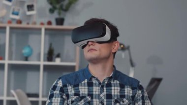 Modern teknolojinin mucizelerini sergileyen, keskin bir sanal gerçeklik deneyimine dalmış bir insan.