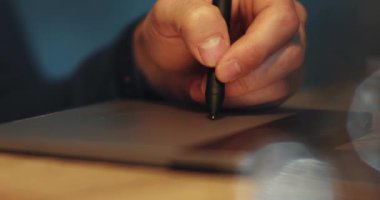 Dijital tablete yazılan el yazısı, yaratıcılığın ve teknolojinin özünü yakalıyor..