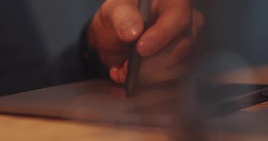 Dijital tablete el yazısının yakın plan görüntüsü yaratıcılığın özel anını güzel bir şekilde yakalıyor.