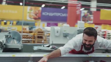 Satıcı yakışıklı adam süpermarkette et bölümünde dans ediyor markette sebze pazarı, sebze, dansçı, yakışıklı, güler yüzlü, güzel, çalışkan, çalışkan bir erkek.