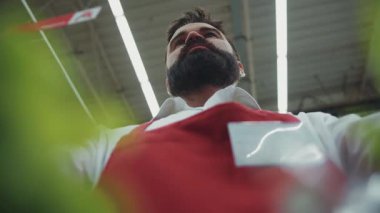 Süpermarkette sakallı genç bir satıcının çerçevesini kapatın. Organik sebze pazarı. Güzel mülkiyet modeli.