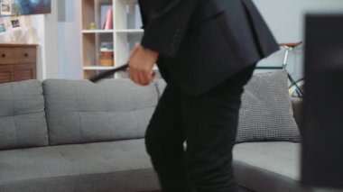 Yakışıklı bir adam rahat oturma odasına girer, televizyonu açar, kanepeye uzanır. Dinlenmek, tembel bir gün, kanepe patatesi. Televizyon programı izliyordum. Yavaş çekim, kamera dengeleyici çekim, erkek portresi.