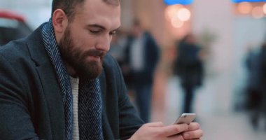 Yaklaş genç çekici adam gülümse ve gülümse. Mutlu ol. Yakışıklı ol, yeni yıl alışverişi yap.