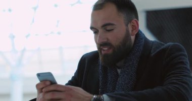 Kapat mutlu genç adam telefon kullan alışveriş merkezinin portresinde gülümse çekici kafe alışverişi bekle yeni yıl Masaj ışıkları akıllı telefon mobil internet yavaş çekim