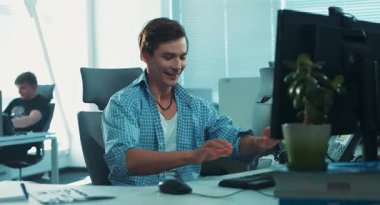 Ofisteki bilgisayarın başında oturan ilham verici genç adam. Beyaz adam yardım masasını arıyor, telefonla konuşuyor. Bilgisayar sigarası.